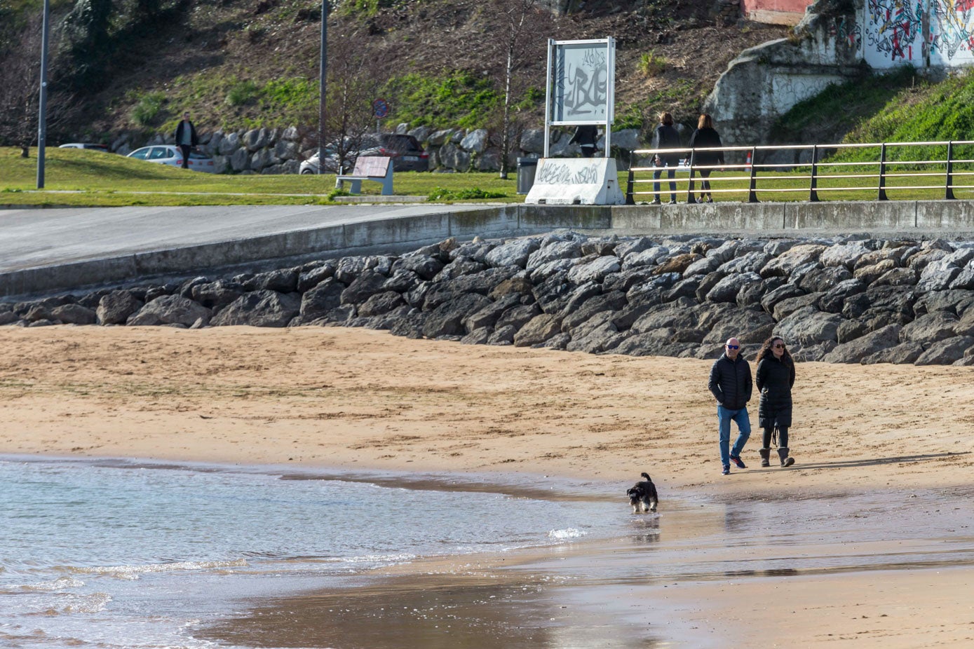 Confirmado: lo de pasear, si es sobre la arena y al borde del mar... es mucho mejor.