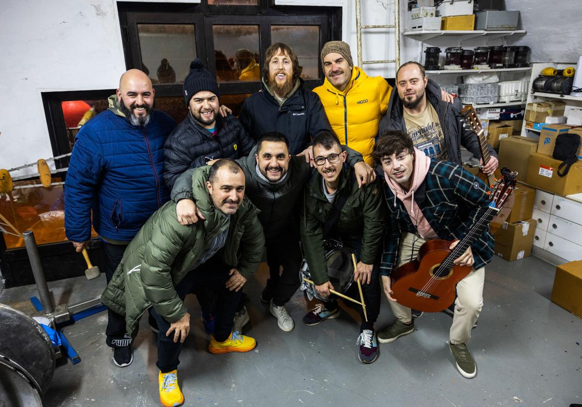 Nueve de los doce componentes de la Chirigota de Santoña, en el ensayo de la noche del pasado lunes en una de las bodegas del puerto