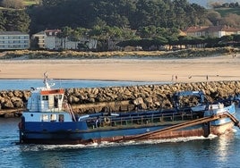 La draga Kin Kon 2 entrando en el puerto de San Vicente