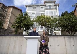 El vicepresidente Zuloaga durante su visita al centro con la directora general de Igualdad, Consuelo Gutiérrez