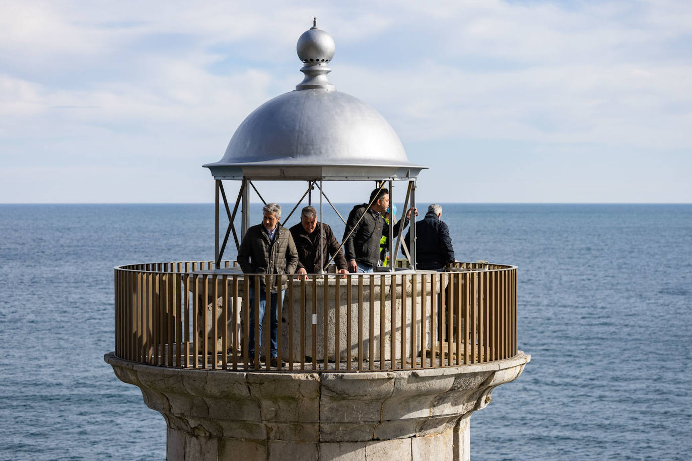 Las autoridades locales de Santoña hicieron esta semana una visita al faro para ver cómo se están desarrollando las obras.