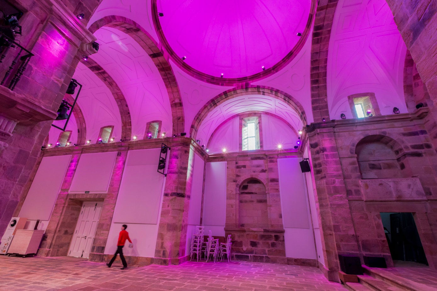 Las obras han incluido la instalación de un juego de luces y sonido para las celebraciones en la capilla.