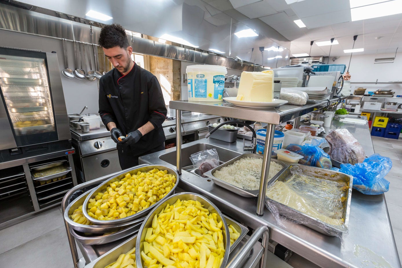 Uno de los cocineros preparando los platos del día.