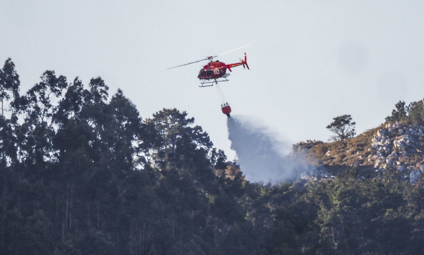 Tanto el helicóptero del 112 como el del BRIF han participado en las labores de extinción.