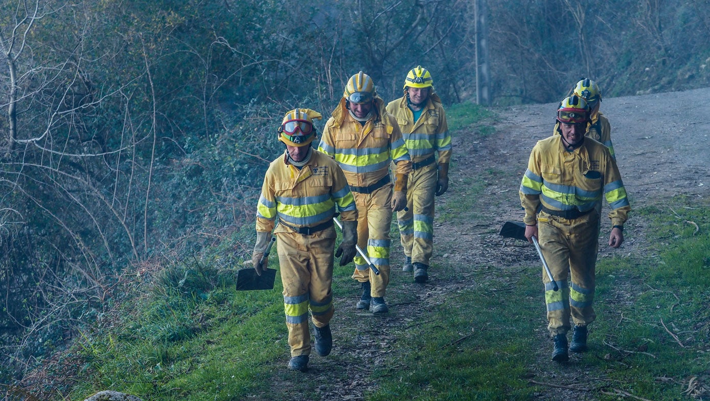 La cuadrilla de Montes sube a la zona de Peña Cabarga afectada por el incendio