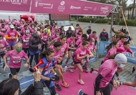 La «marea rosa» al inicio de su recorrido en la pasada edición de este encuentro deportivo.