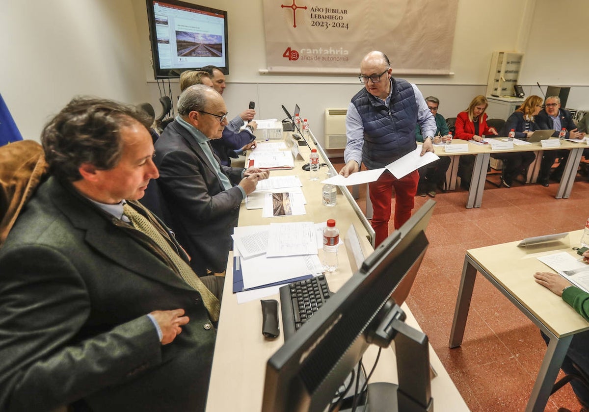 Los consejeros Gochicoa y Marcano, en primer término, durante la reunión de la Mesa del Ferrocarril de Cantabria