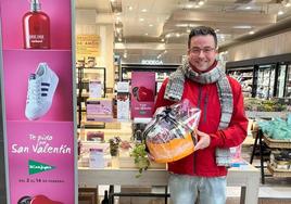 Pablo Lucio recogiendo su Cesta Gourmet en El Corte Inglés