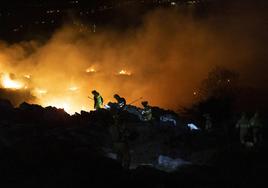 El fuego quema Peña Cabarga por varios focos