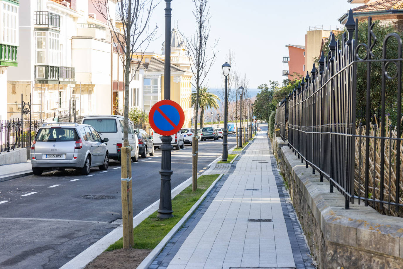 Calle Luis Martinez. Tambien ha estrenado baldosas y ampliado aceras.