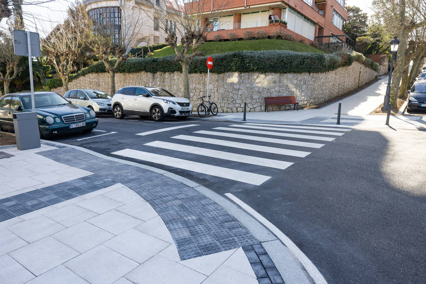 En el cruce de Ramón y Cajal con Duque de Santo Mauro es evidente la mejora en la accesibilidad, sin bordillos.