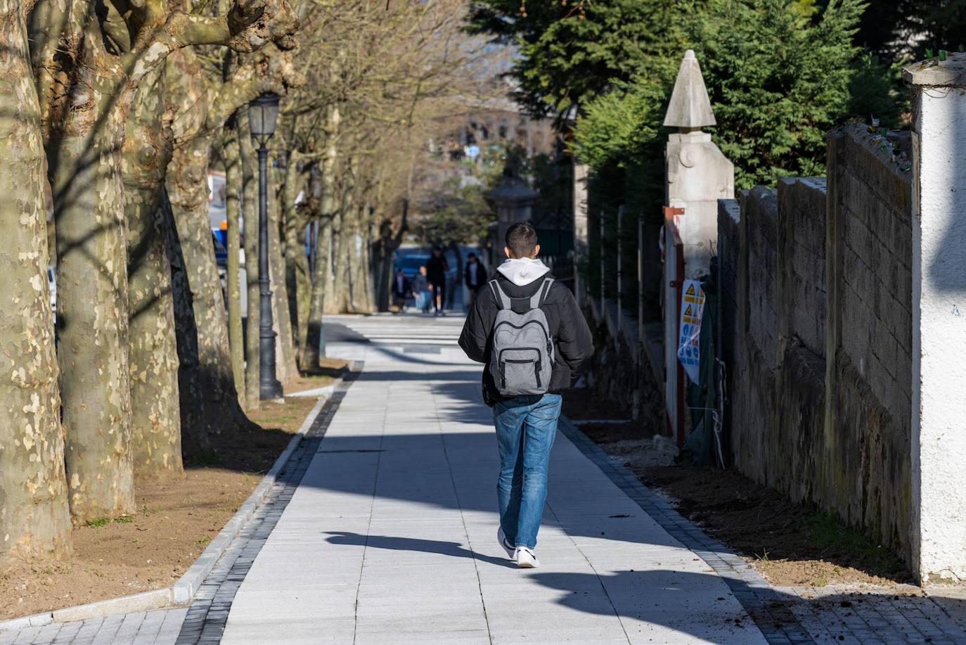 Las obras han respetado todo el arbolado existente, abundante en la zona.