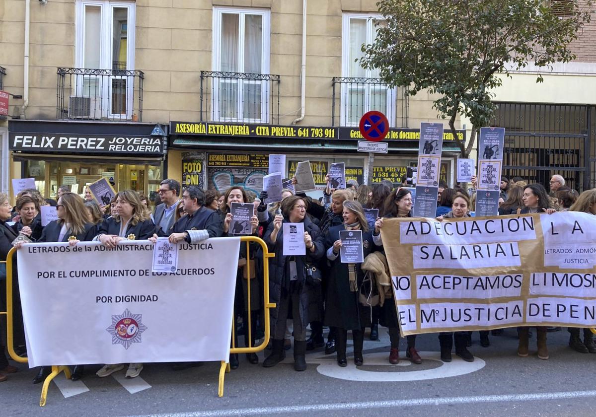 Concentración de letrados de la Administración de Justicia de la Comunidad de Madrid.