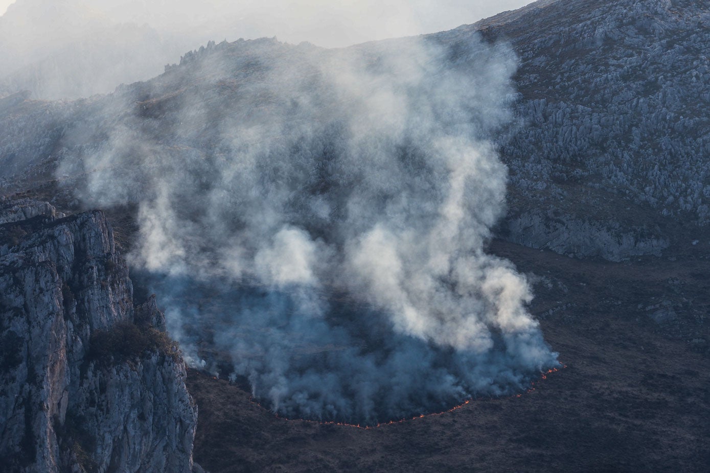 Imagen a vista de pájaro del humo provocado en un incendio en Linto (Miera)