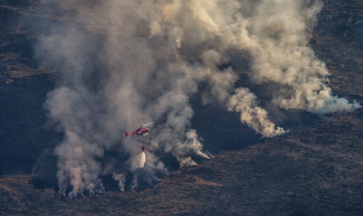 El helicóptero del 112 ha trabajado este jueves en la zona de Linto para extinguir dos incendios forestales activos.