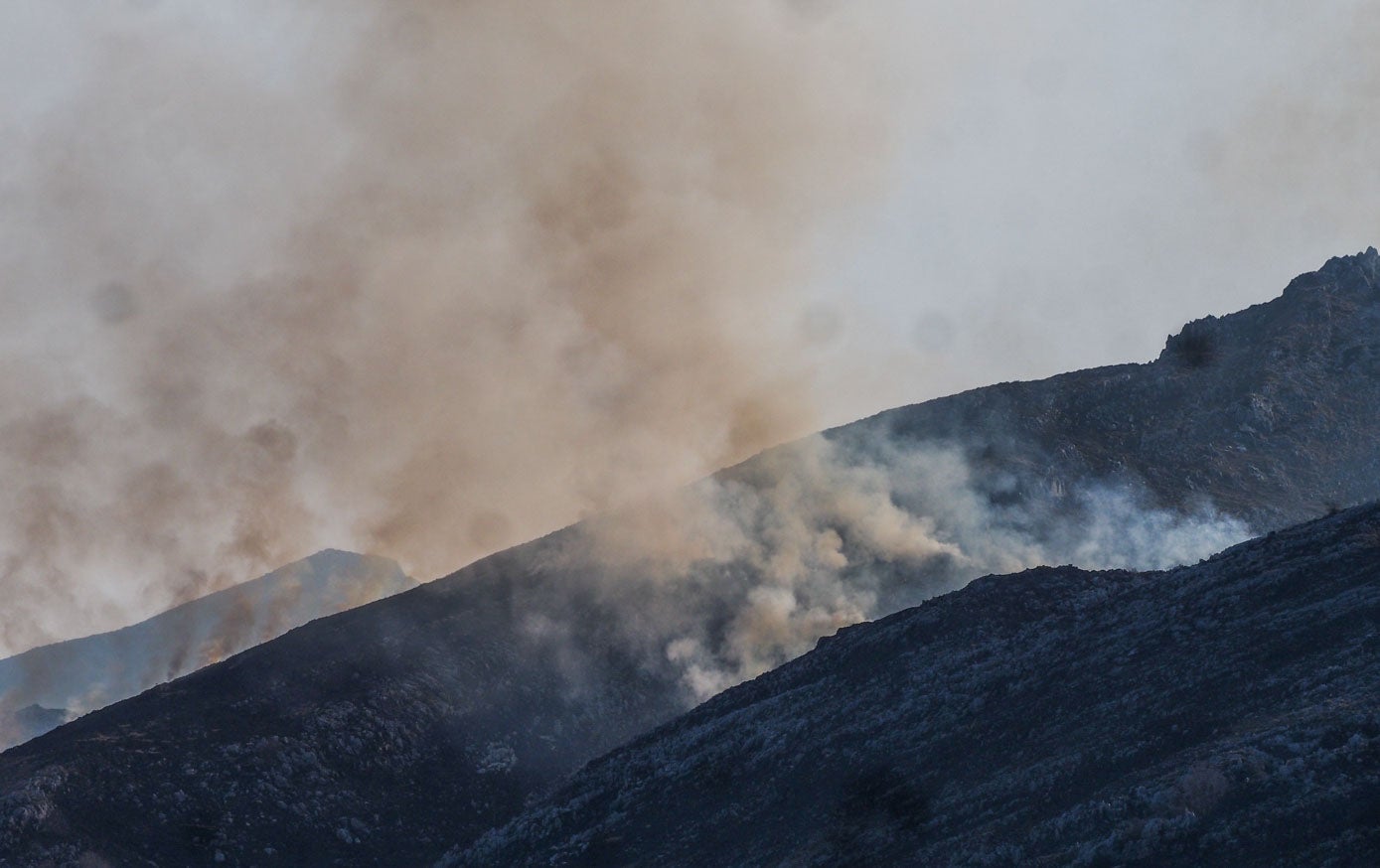 Imagen a vista de pájaro del humo provocado en un incendio en Linto (Miera)