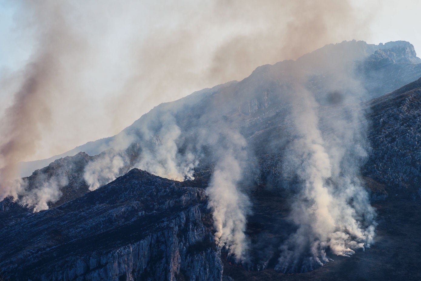 Grandes columnas de humo por encima de los montes en la zona de Linto (Miera)