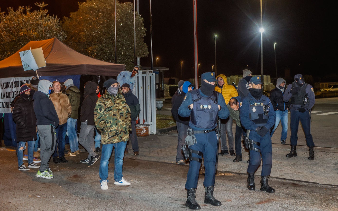 Las carpas que la plantilla había colocado en el acceso de la factoría de Torrelavega siguen instaladas