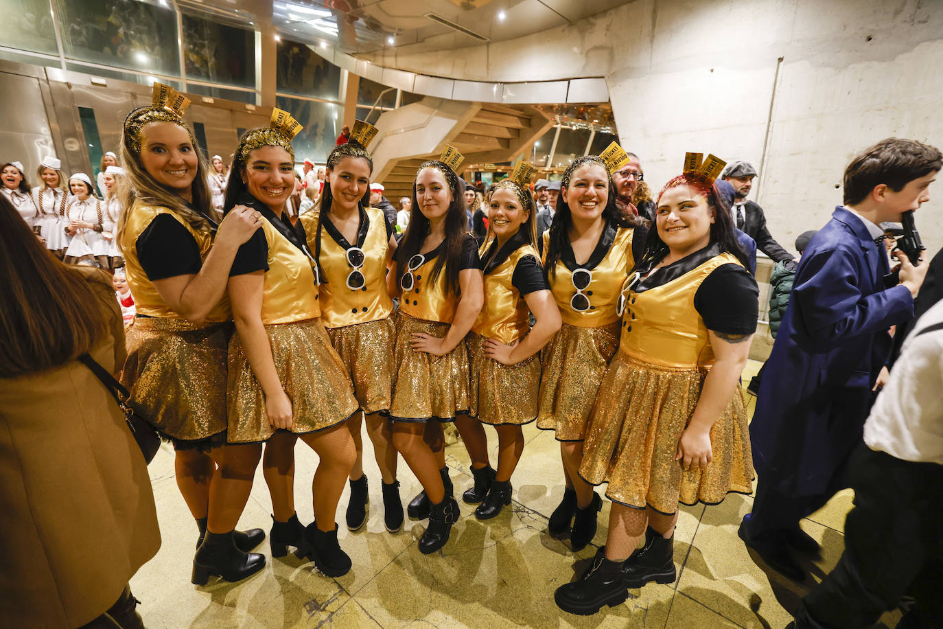 Las comparsas posaron para las fotos durante la gala celebrada en el Palacio de Deportes.