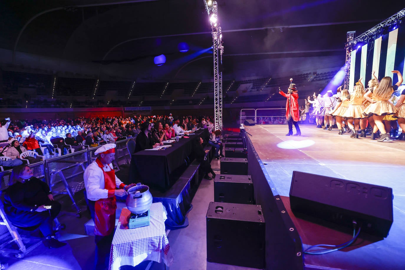 Las peñas actuaron ante un nutrido grupo de gente en el Palacio de Deportes.