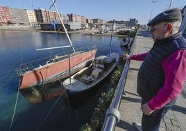 Un hombre observa los barcos en mal estado