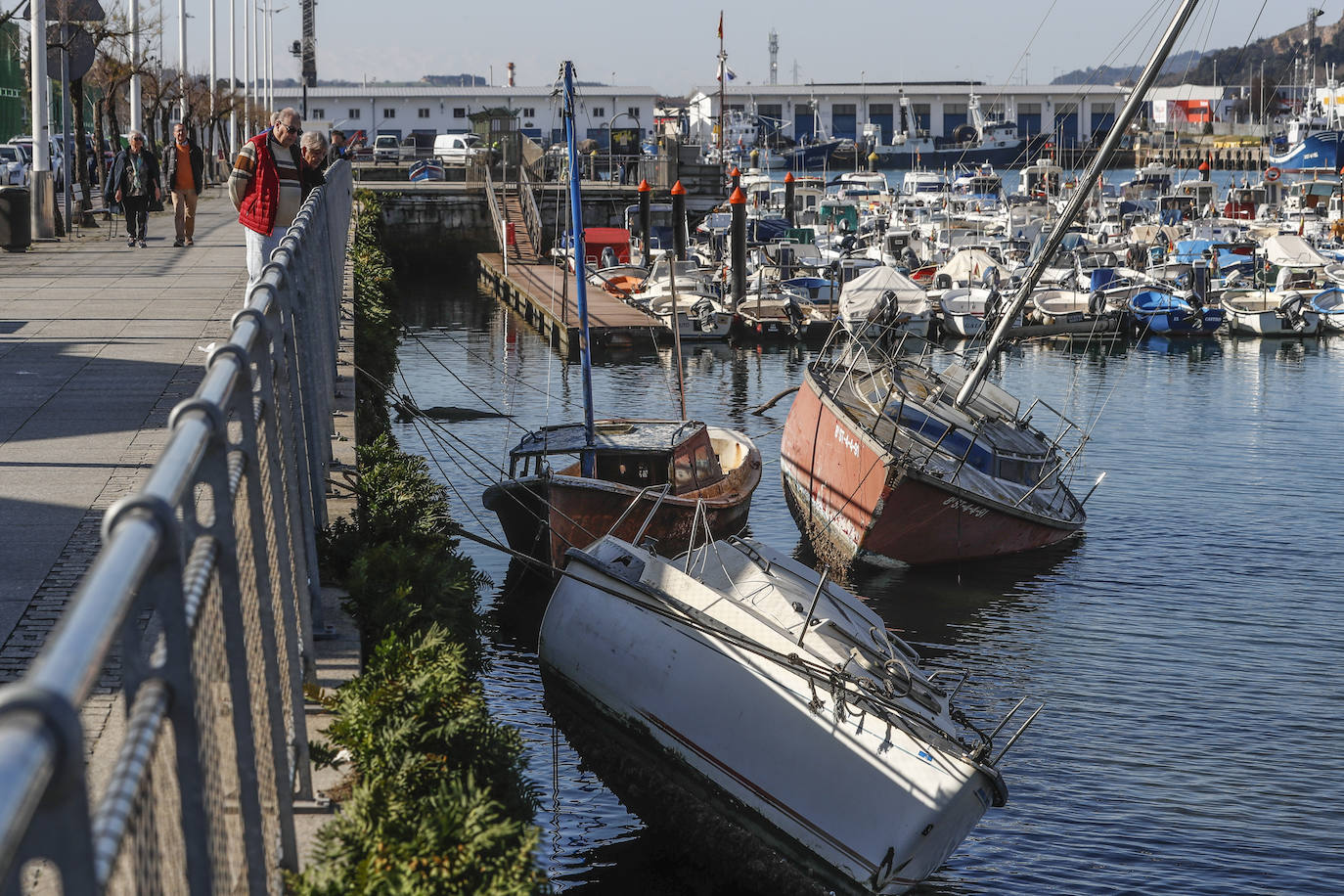 Los tres barcos abandonados que están en el agua se sitúan muy cerca de los pantalanes, lo que podría suponer un problema para las embarcaciones en buen estado.