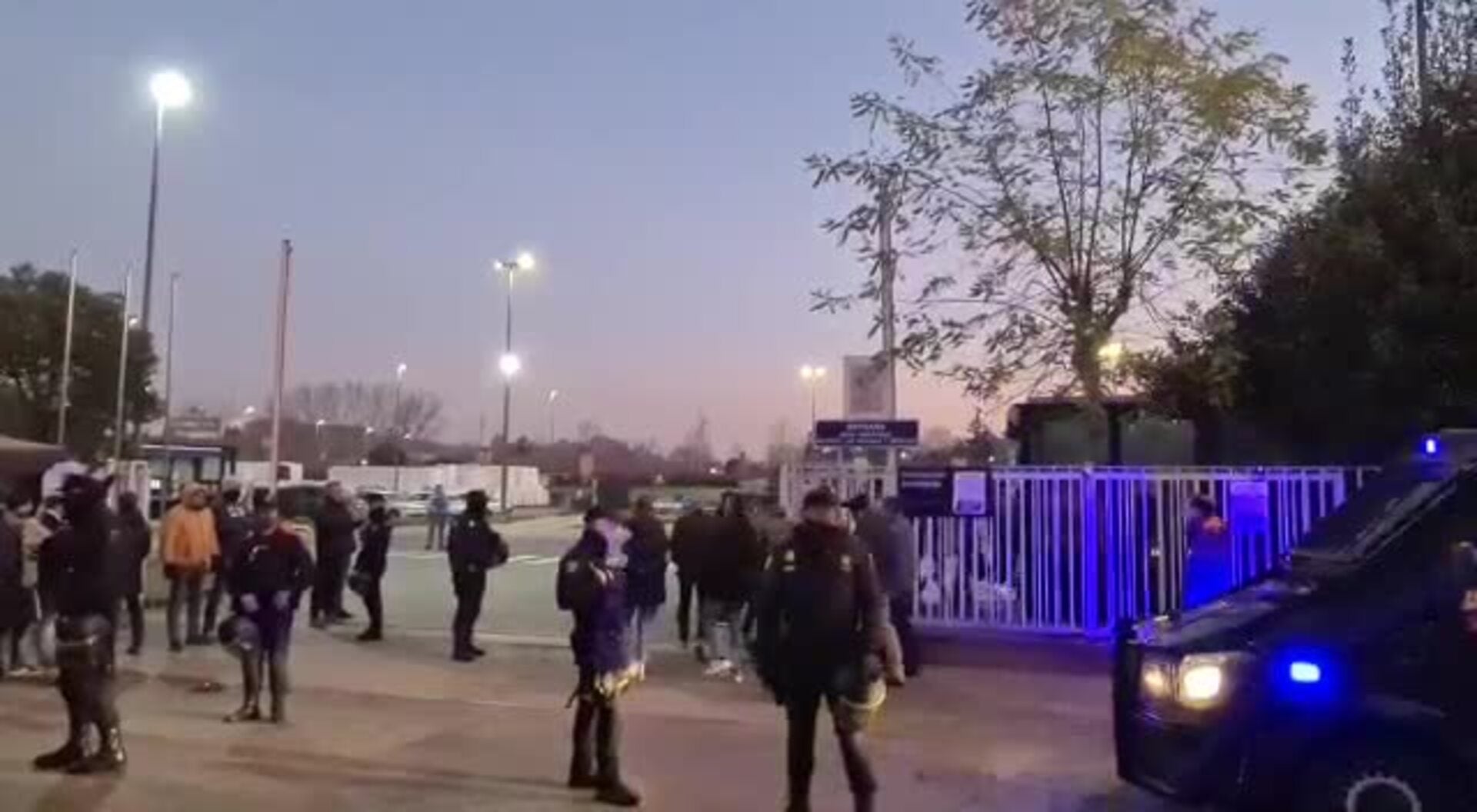 Gritos y abucheos a las puertas de Aspla, este viernes