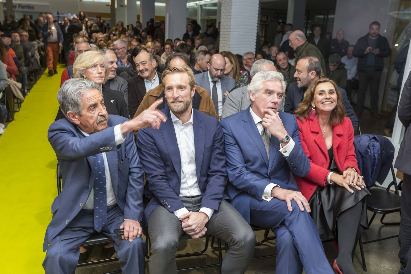 En primera fila, Miguel Ángel Revilla, Felipe Piña, José María Fuentes Pila y Paula Fernández. En segunda fila, en los extremos, Marina Lombó y Javier López Estrada.