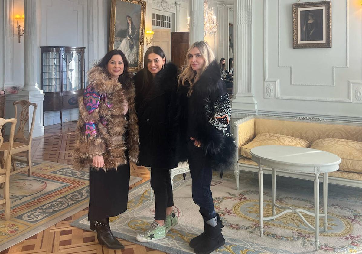 La concejala Miriam Díaz, en la imagen junto a la diseñadora Odette Álvarez y la experta en moda Clara Courel, en el Palacio de La Magdalena.