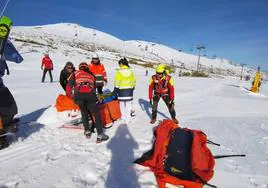Imagen del rescate del esquiador en Alto Campoo, este viernes.