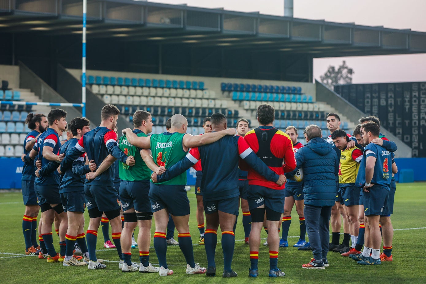 El grupo se junta en círculo en el entrenamiento en El Malecón. Formar así, todos abrazados, es una de las imágenes que siempre se producen en un equipo de rugby. 