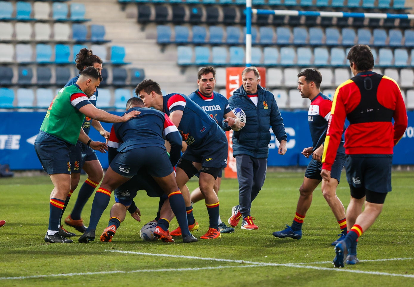 El seleccionador, Santiago Santos, da instrucciones tras una jugada.