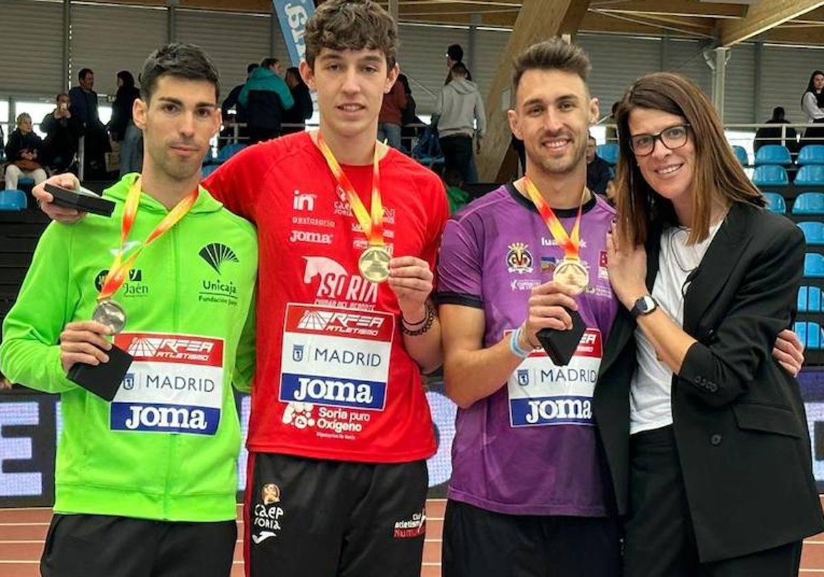 Pablo Martínez posa con el oro junto a sus acompañantes en el podio y Ruth Beitia.