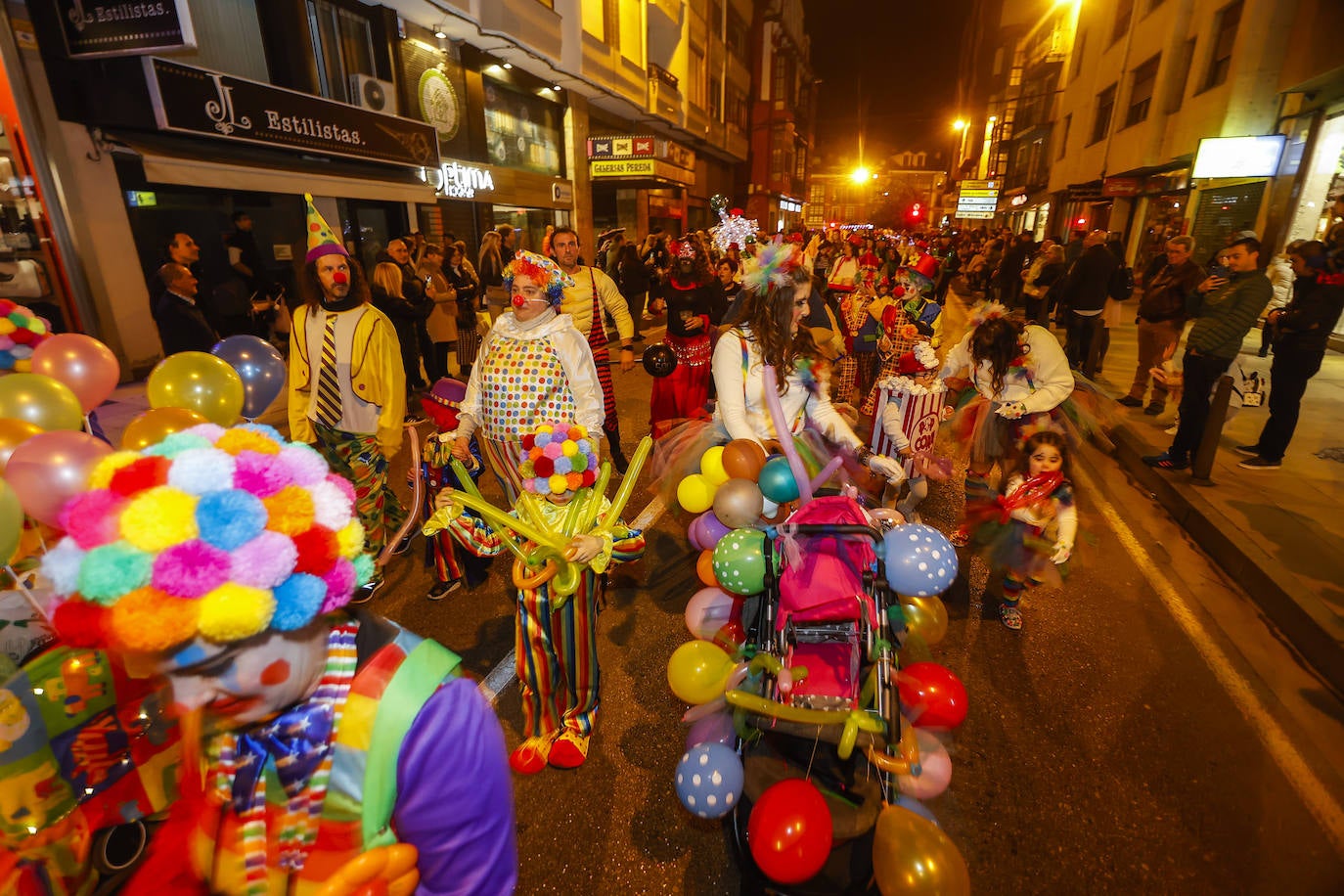 Familias, amigos... Numerosas personas han participado en el carnaval de Torrelavega.