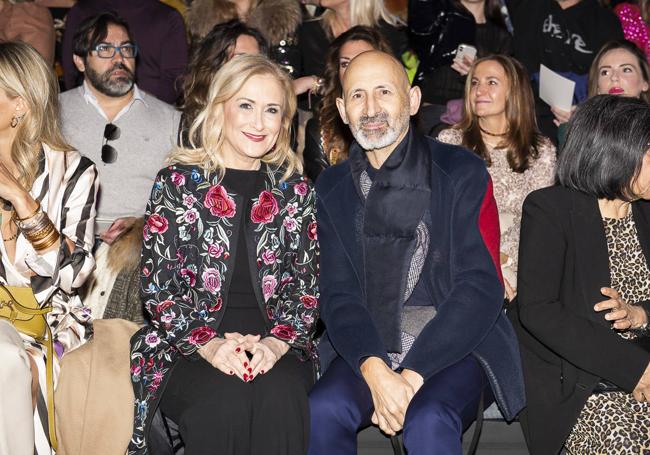 Cristina Cifuentes y Modesto Lomba en el desfile de 'Teté by Odette'.