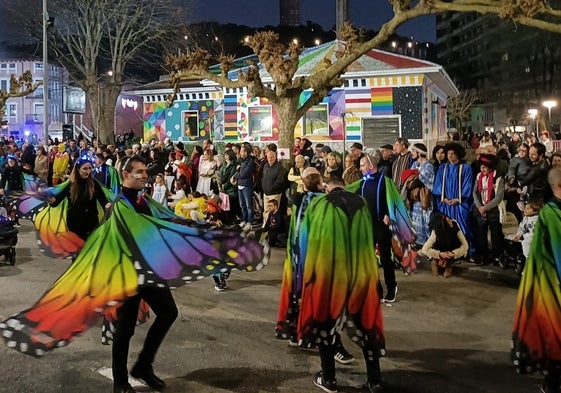 El colorido de algunos de los trajes presentados en la Alameda de Miramar han desatado la admiración del público congregado