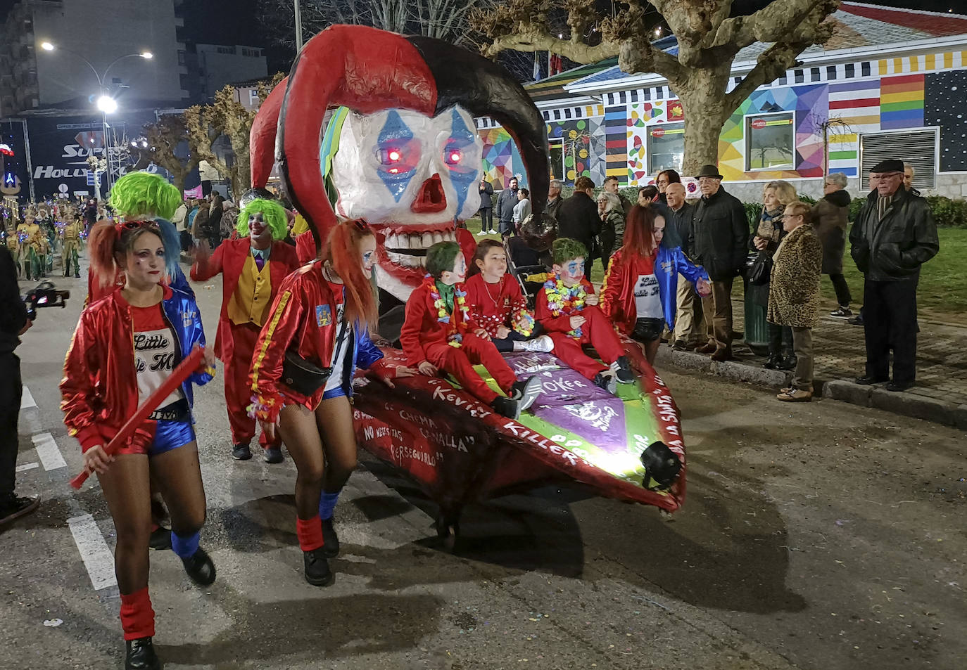 Arlequines, payasos, la diversión se adueñó del carnaval de Laredo.