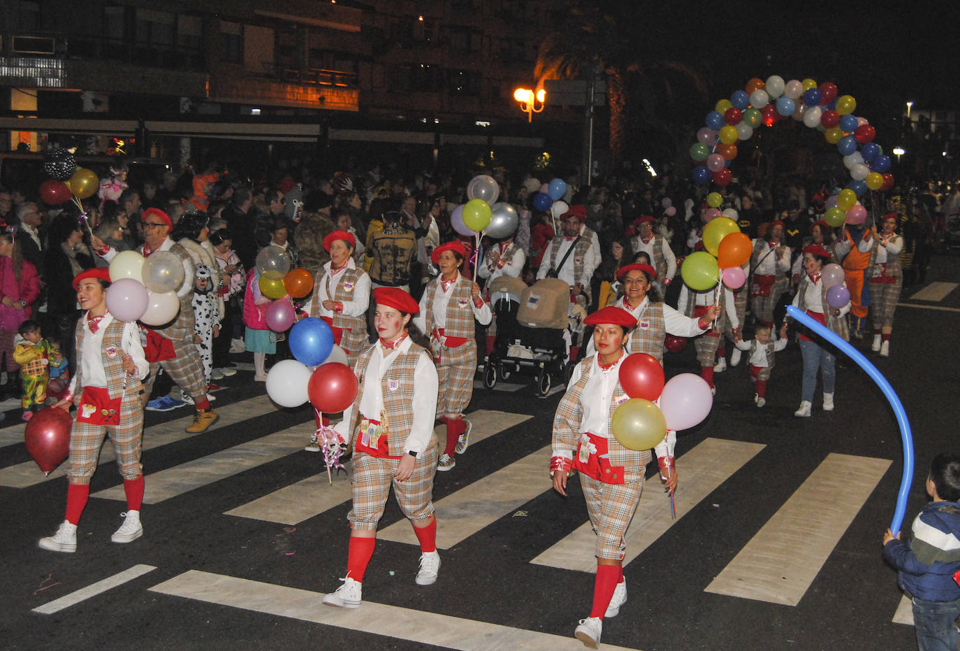 En el pasacalles participaron más de 30 agrupaciones.