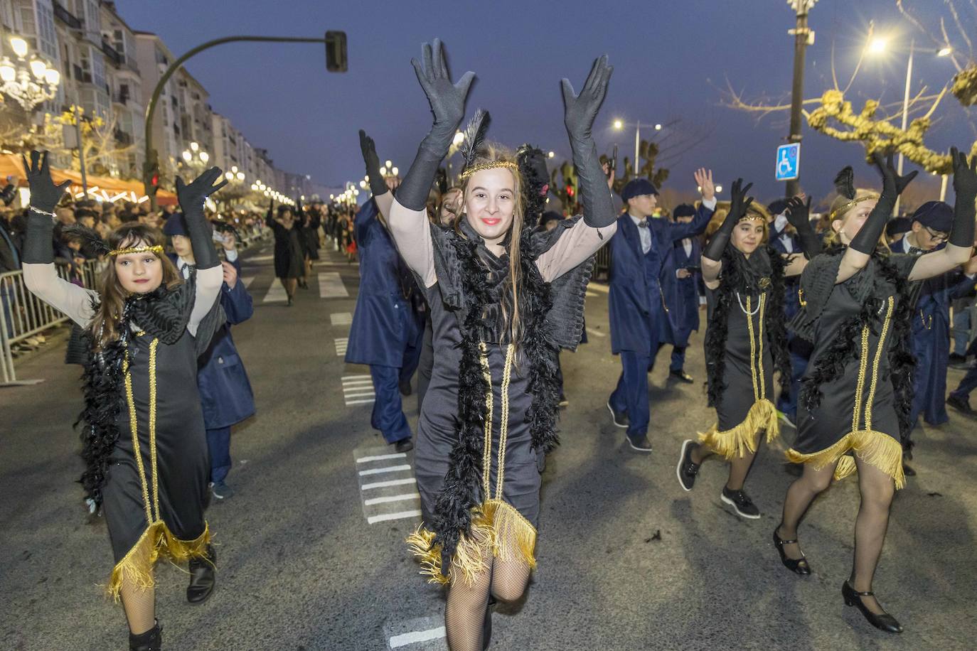 En el desfile han participado 14 comparsas que se disputaban los premios a mejor disfraz, mejor comparsa y al vehículo más elaborado.