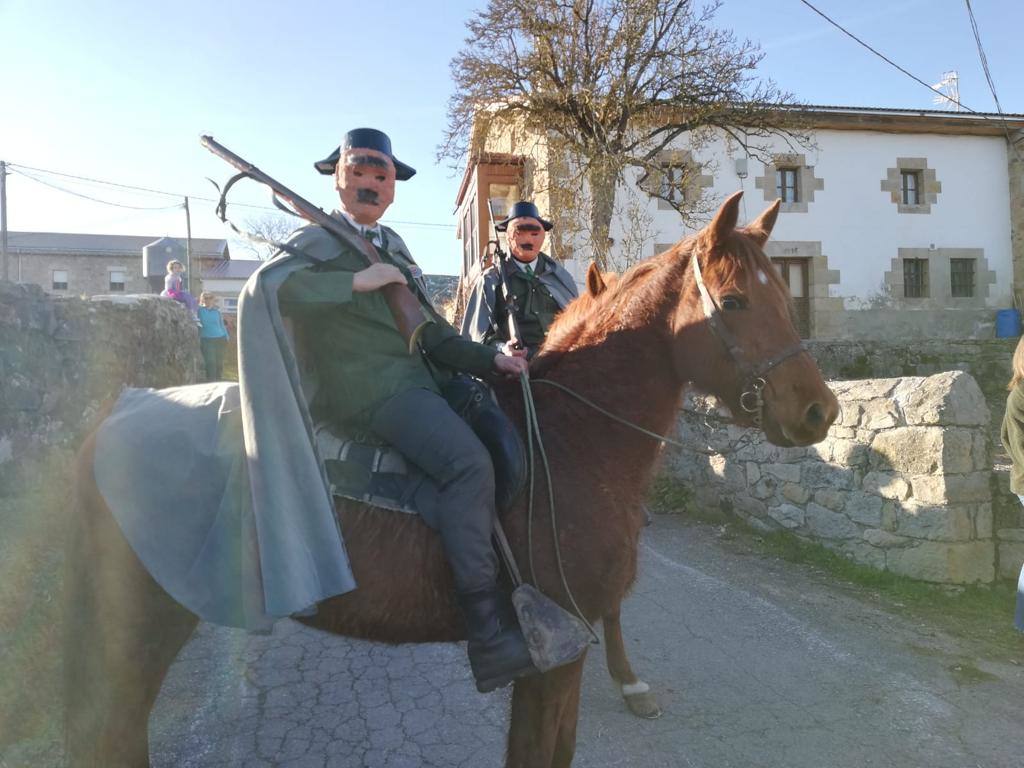 Dos guardias civiles a caballo en Lanchares.