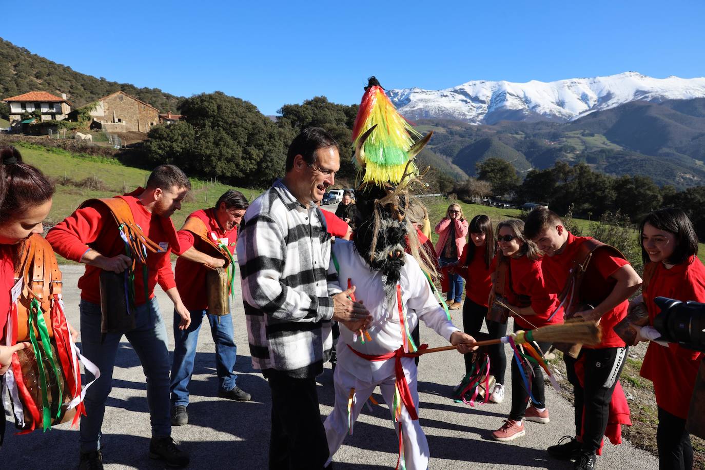 Los jóvenes de Piasca se preparan para el desfile tradicional.