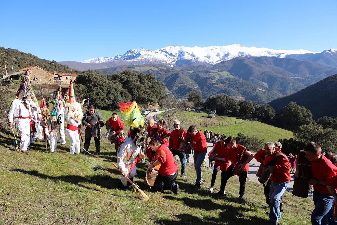 Los actos dieron comienzo a las 11.30 horas en las inmediaciones de la carpa, donde la asociación cultural organizadora, 'Andruido en la Paré', recibió a las autoridades y al resto de asociaciones participantes