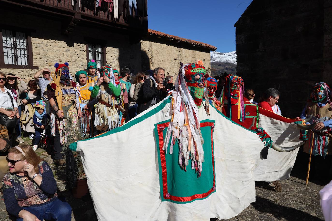 Los trajes están llenos de color