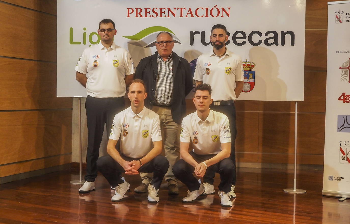 Integrantes de la peña Los Remedios, en la que jugará cedido Lavid.