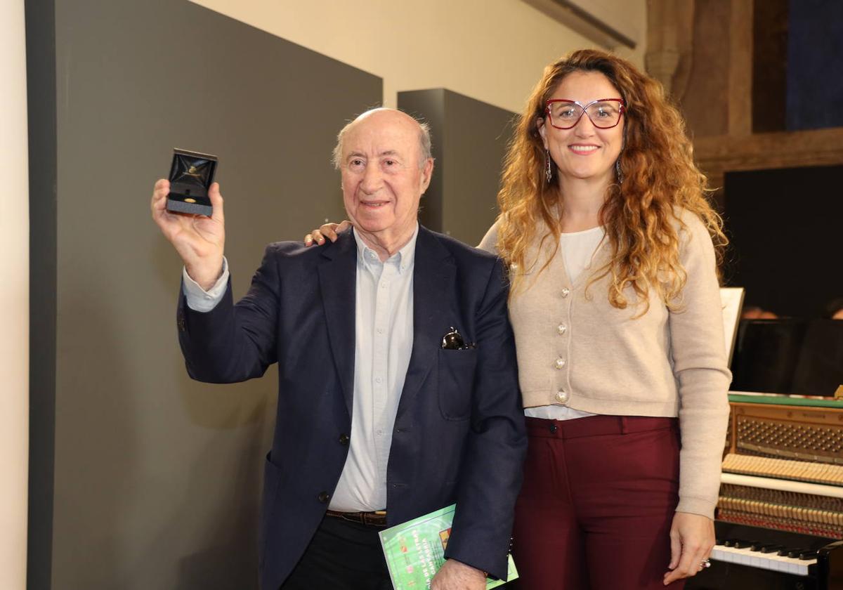 Peridis recibió la Estela de Oro de las Letras de manos de la directora general de Patrimonio, Zoraida Hijosa.