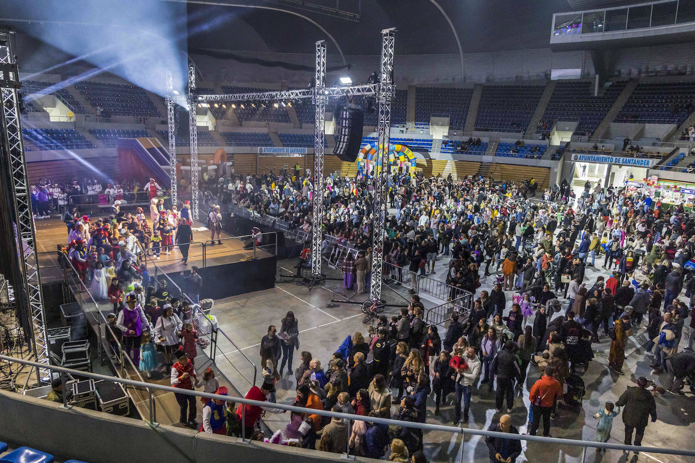 Cientos de personas acudieron a la fiesta infantil del Palacio de Deportes. 