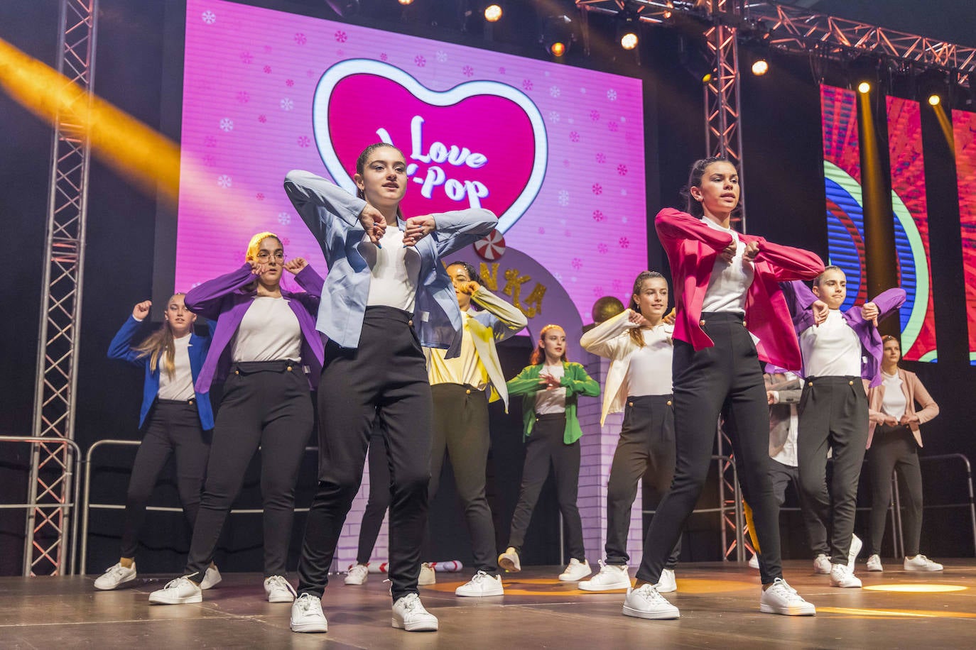 Un grupo de chicos, en la exhibición de baile.