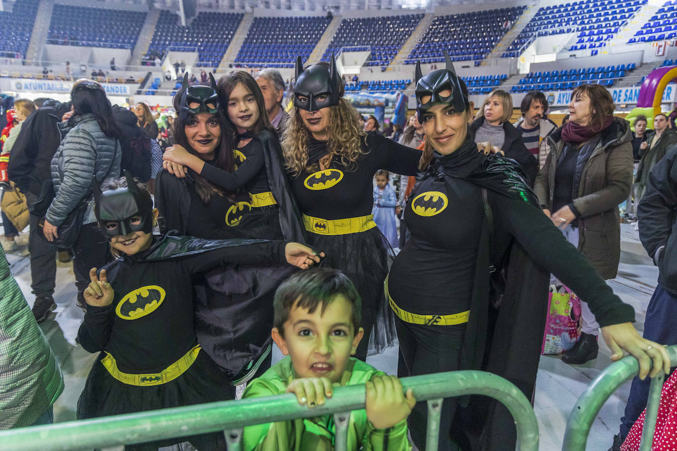 Un grupo de amigos, vestidos de Batman.