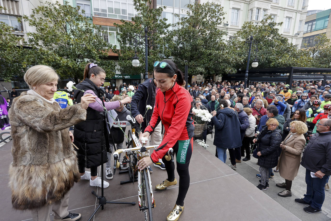 La hija de Floren, Estefanía Gómez, coloca un clavel blanco en la bicicleta Fuji de su padre.