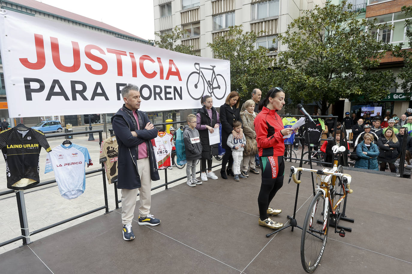 Estefanía Gómez, hija del ciclista fallecido, agarró el micrófono del escenario para trasladar palabras de cariño hacia su padre. 